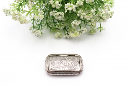 Caixa de rapé em prata com gravados vegetalistas e tampa basculante